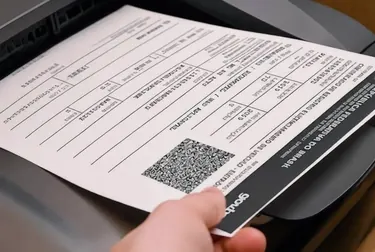 Profissional segurando um CRLV-e em despacho.